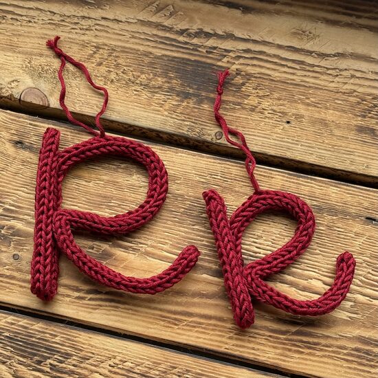 Eglītes rotājums - adīts burtiņš